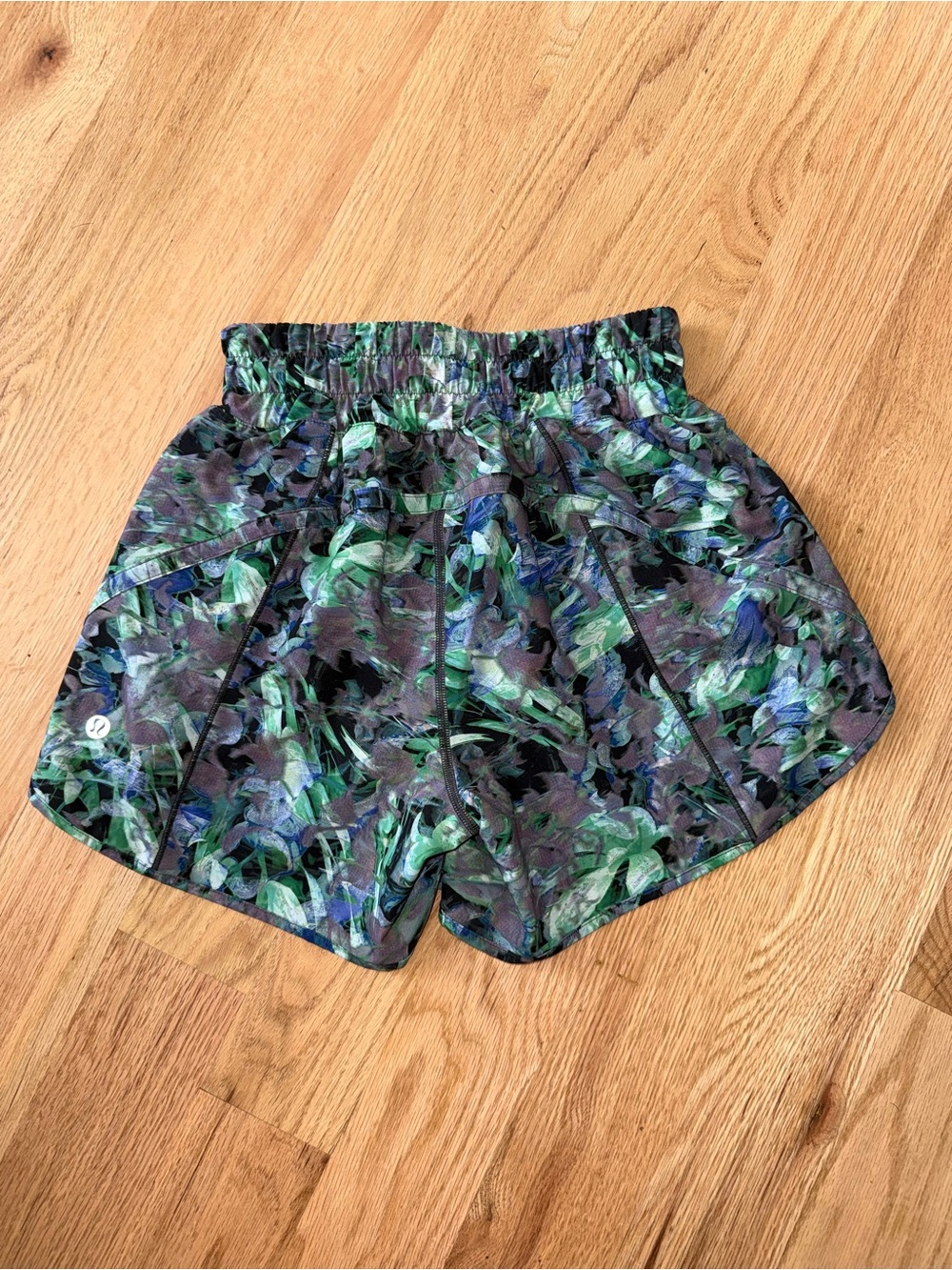 LIKE NEW Lululemon Track That Mid-Rise Short 5"
Rapid Flourish Multi Size 2